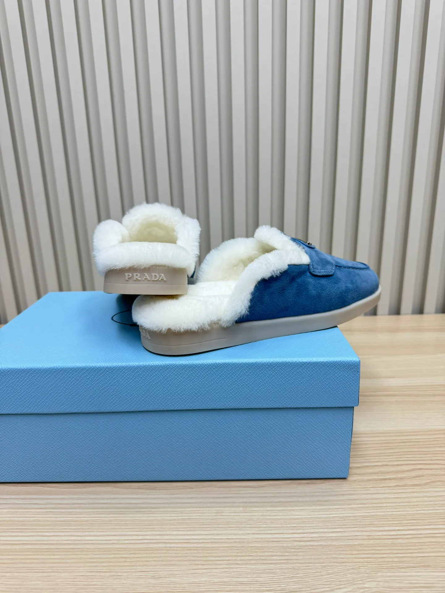 👟👟Ex-factory price 600👟👟 Prada / Prada (men and women) 24 new autumn and winter wool lining / loafers, wool collar echoes the design up and down! The Prada brand logo is outlined to highlight the high-end atmosphere! Made of sheepskin lining imported from Australia, the warmth retention effect in winter is great 👍 Fabric: Imported two-layer frosted cowhide Lining: Sheepskin imported from Australia One-piece Outsole: Original Tpu absorbent film outsole Female size: 35～41 (41 customized) Male size: 39～45 (45 customized)